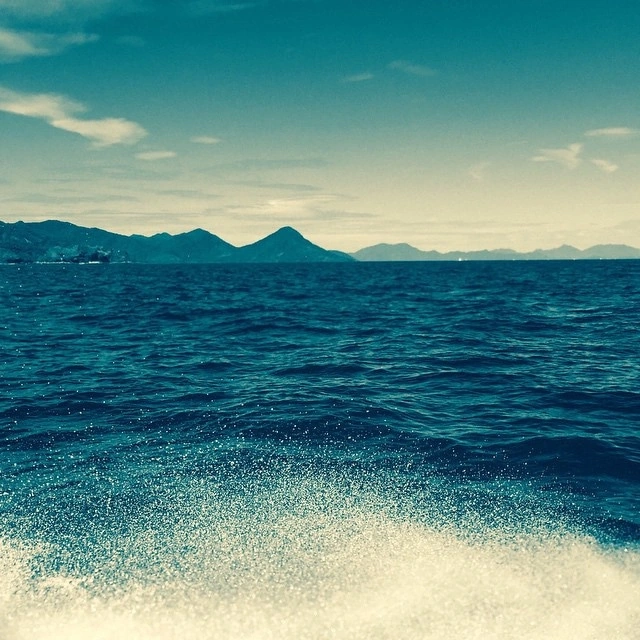 Getting the boat to Ilha Grande #mountains #brazil #waves #blue #ilhagrande #hannahscolours #YoHannaHtravels