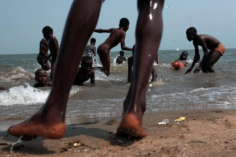 fotojournalismus-boys-play-at-a-beach-on-june