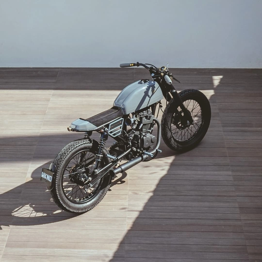 Photo shared by WKND Customs on January 22, 2022 tagging @caferacerxxx, @caferacersofinstagram, @caferacergram, @hiconsumption, @cafesofinsta, @caferacerlovers, @thecaferacerfeed, and @kafekingz. May be an image of motorcycle.