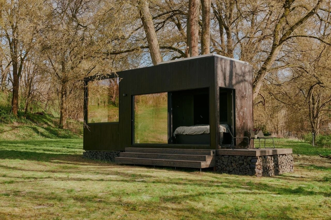 Small cabin with burnt wood design gives tranquility in the middle of nature - Yanko Design