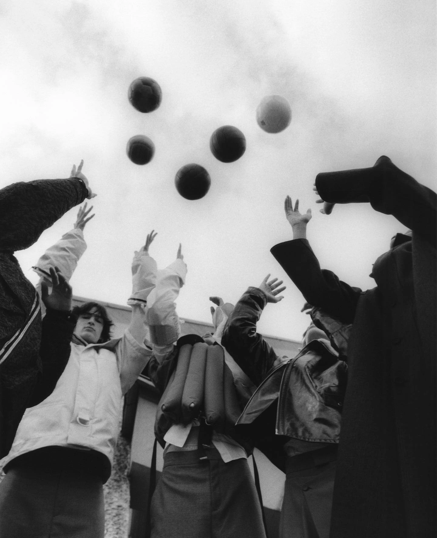 Photo by SAMUEL on October 04, 2023. May be a black-and-white image of 2 people, blimp, overcoat, balloon, beach ball, parachute, ball and crowd.