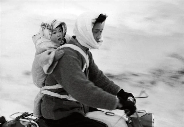 woman and child on a motorcycle, village utoru japan, maraini fosco