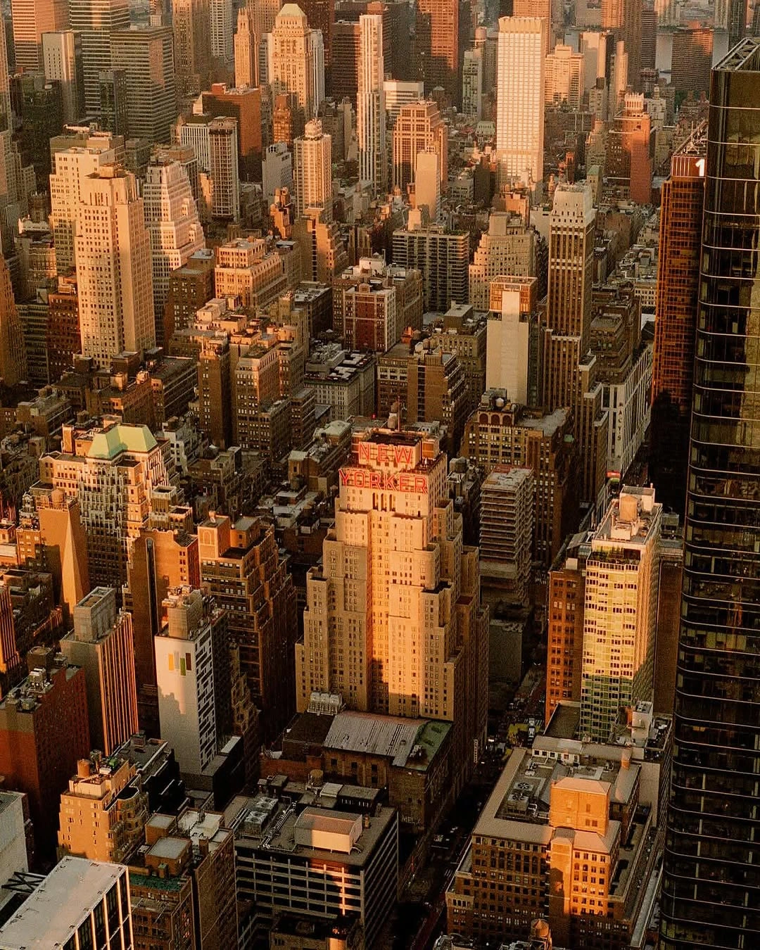 Photo by Filmphotography 🎞 on March 13, 2025. Pode ser uma imagem de arranha-céu, Times Square, crepúsculo, torre, edifício e texto.