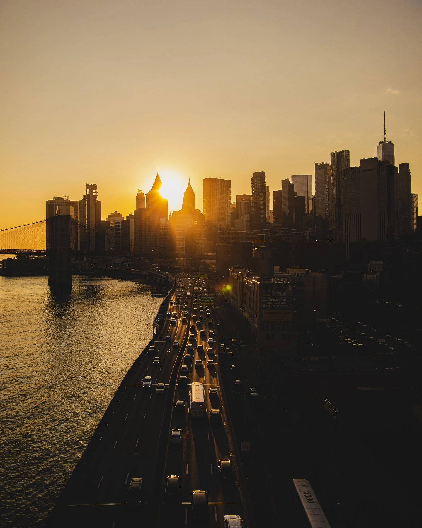 Photo by Tim Oliveira - Photographer in New York 🇺🇸 in New York. Pode ser uma imagem de a Ponte do Brooklyn, arranha-céu, crepúsculo, a Ponte do Queensboro, água, edifício e texto.