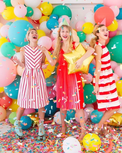 Oh Happy Day on Instagram: “The @ohhappyday team just filled our bathroom with balloons to celebrate my birthday. Go see our Instagram story! 😂👆🏼🎈🚽”