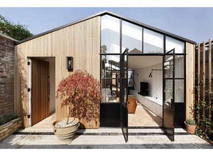 The Courtyard House is a minimal residence located in London, United Kingdom, designed by De Rosee Sa. On the site of a former garage located in an awkward space between rear terraced gardens and a row of 16 west-London garages. The owners of the site liv