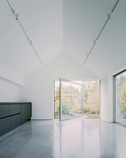 lincoln eather - Over the Edge is a minimal house located in Kent