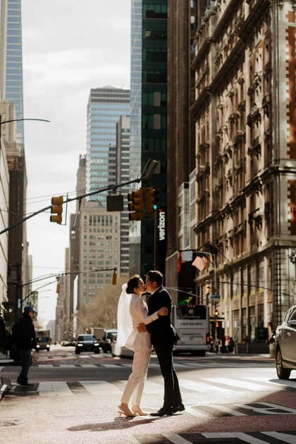 Stylish New York engagement photography | Through The Glass Paris