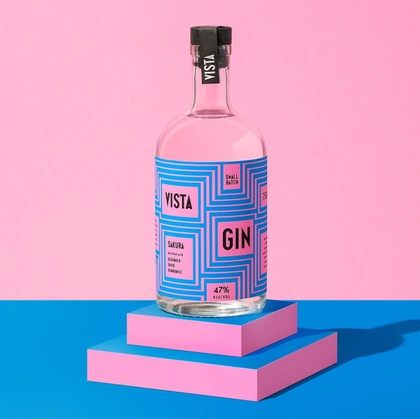 Photo by Break Maiden on September 03, 2021. May be an image of drink and text that says 'VISIA SMALL BATCH VISTA SAKURA Û SHISO CHAMOMILE GIN 7% ALC/VOL'.