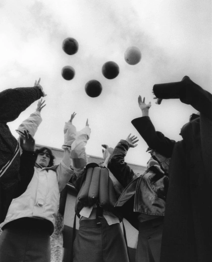 Photo by SAMUEL on October 04, 2023. May be a black-and-white image of 2 people, blimp, overcoat, balloon, beach ball, parachute, ball and crowd.